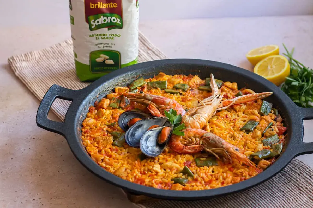 Paella mixta con gambas, mejillones y judías verdes, lista para disfrutar.