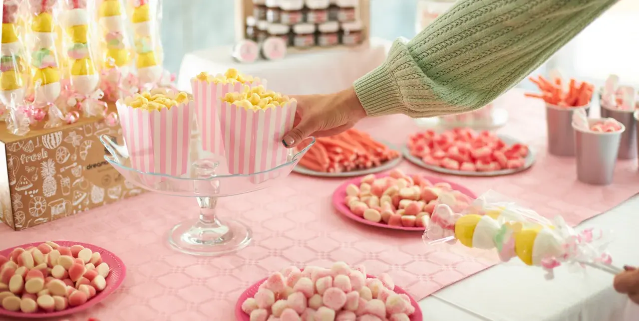 Mesa dulce con palomitas, nubes, gominolas y brochetas de malvavisco. ¡Ideas para que chuches poner en una mesa dulce!