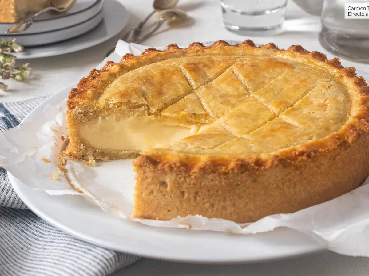 Un delicioso pastel vasco, con su masa dorada y relleno cremoso, listo para ser disfrutado.