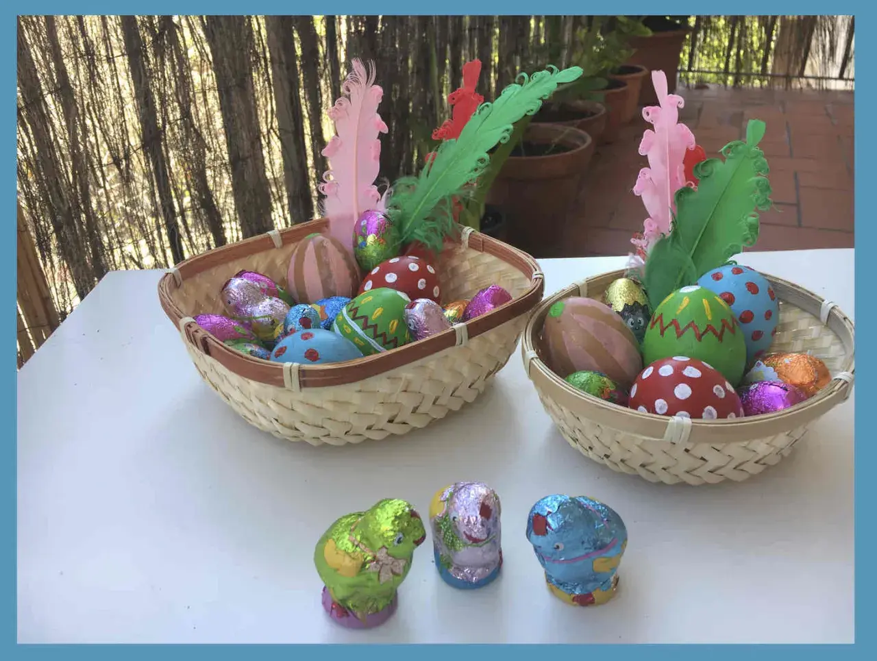 Cestas de Pascua llenas de huevos decorados y figuras de chocolate, perfectas como ideas pascua niños.