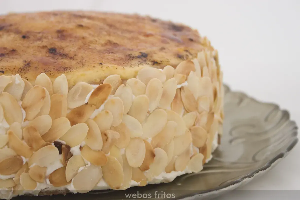 Tarta San Marcos con cobertura de almendras laminadas tostadas y crema quemada.