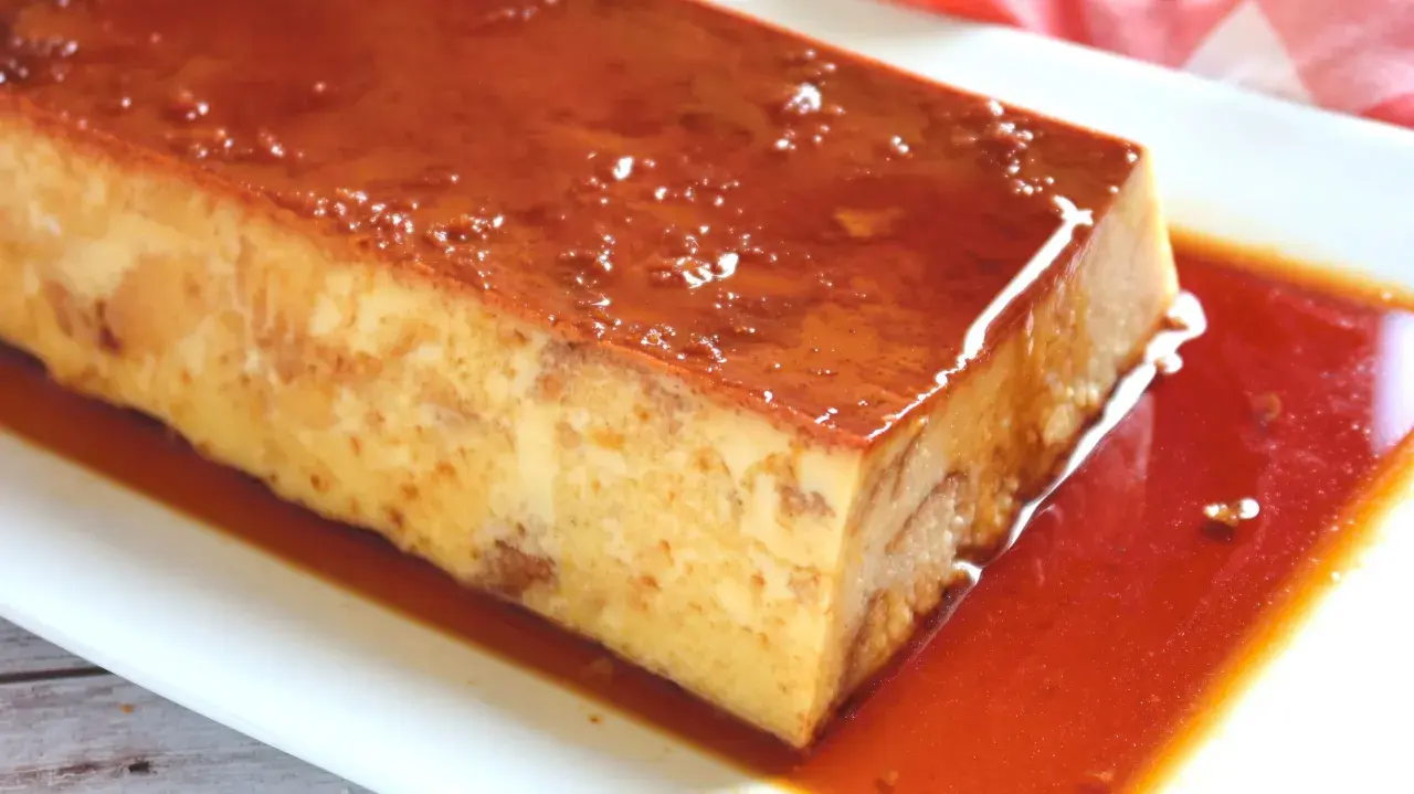 Un delicioso pan de calatrava, con su caramelo dorado y su textura esponjosa, listo para ser disfrutado.