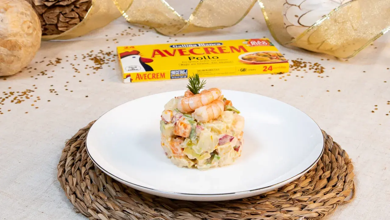 Deliciosa ensaladilla de gambas, un clásico festivo.