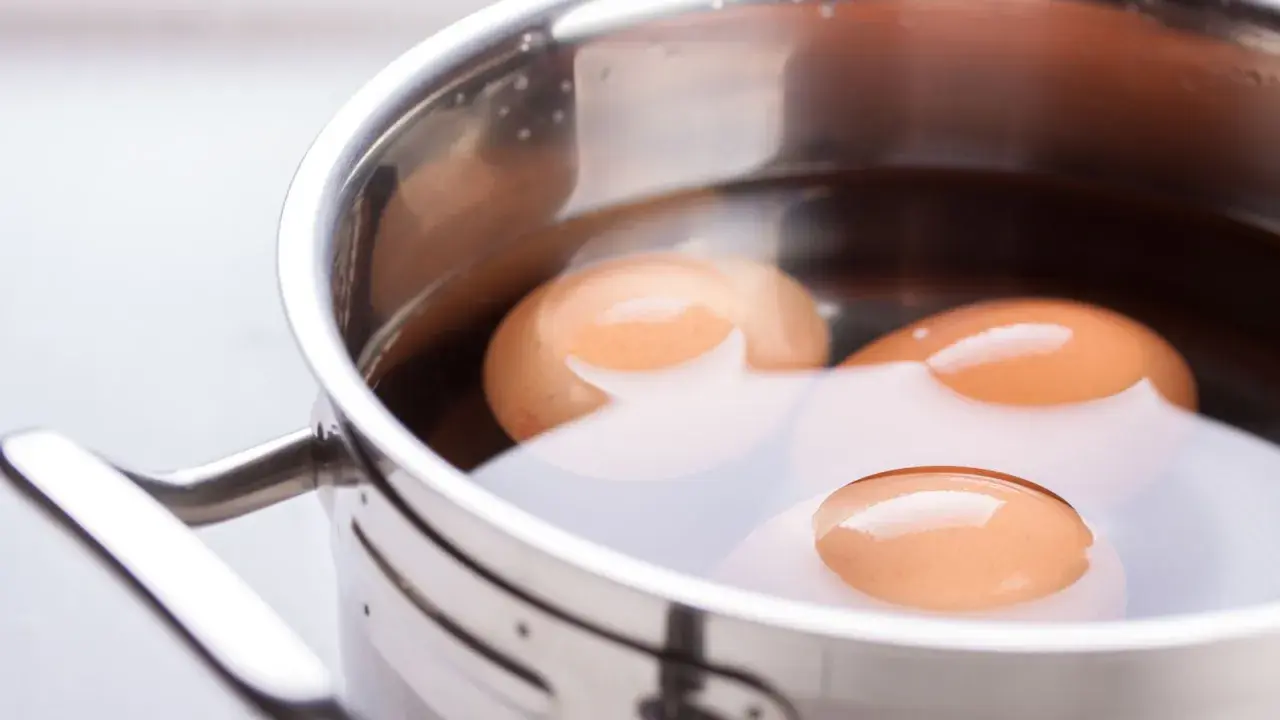 Huevos cocinándose en una olla. ¿Cuánto dura un huevo cocido en la nevera?