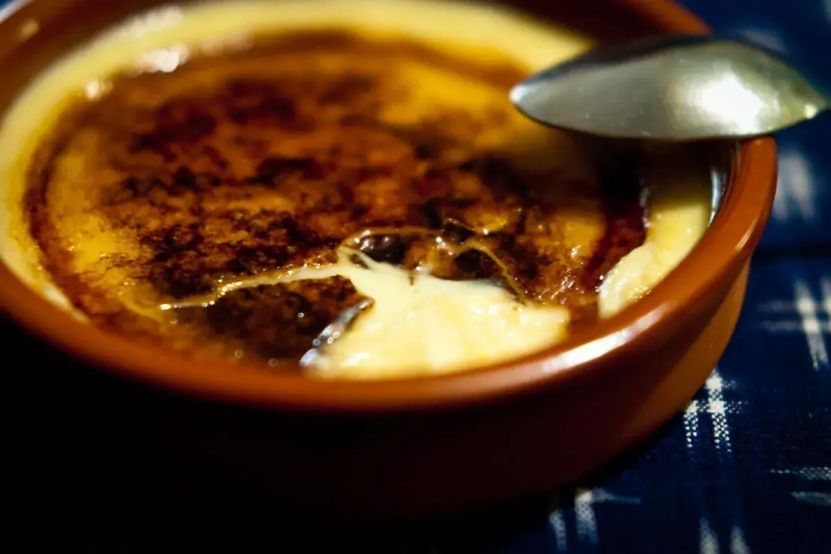 Crema catalana recién hecha, con su capa crujiente de caramelo y el interior cremoso listo para ser disfrutado.