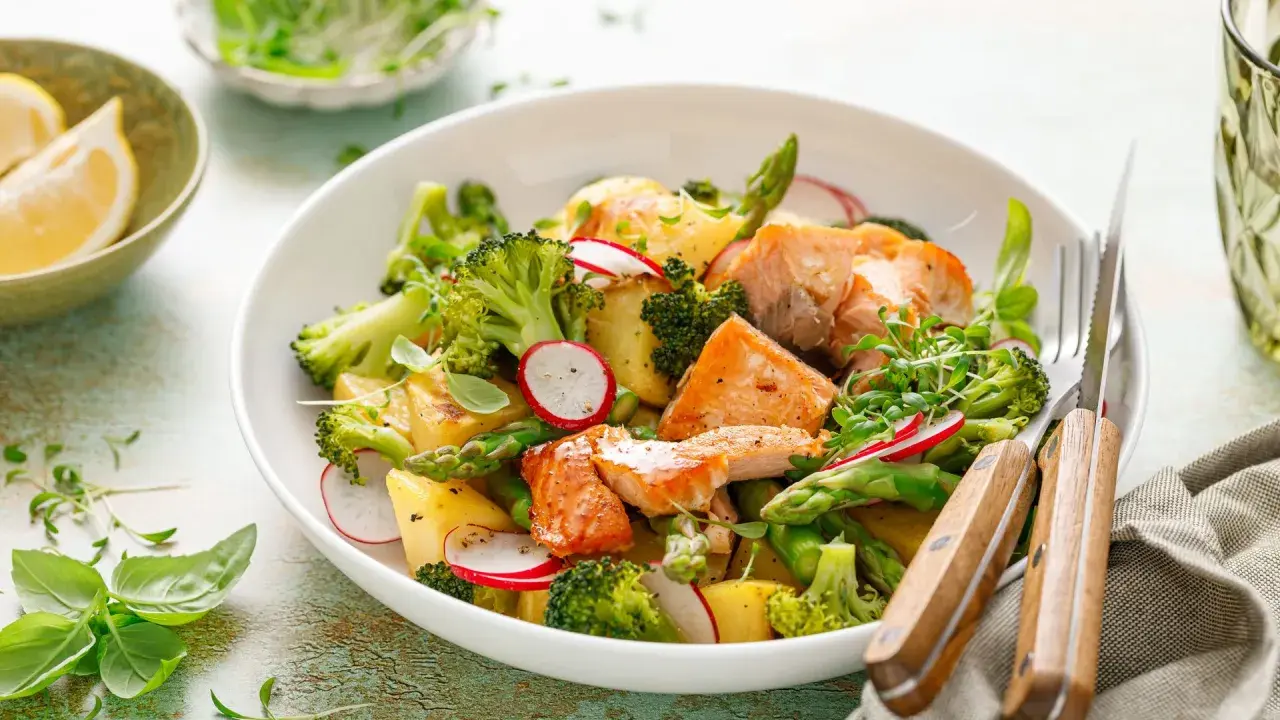 Ensalada de salmón con brócoli, patatas y espárragos. Una de las mejores brocoli recetas para una comida saludable y deliciosa.