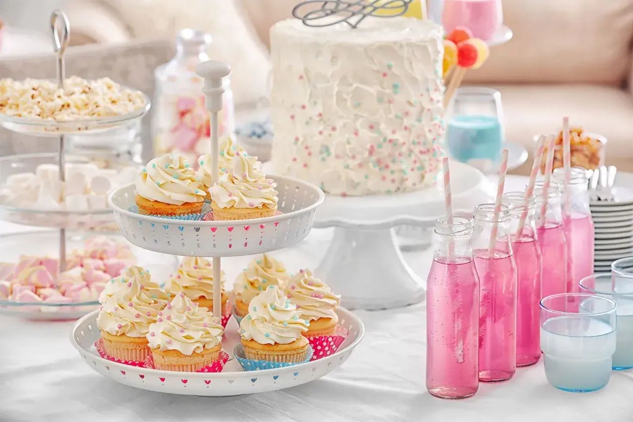 Deliciosa comida para baby shower: cupcakes, pastel, malvaviscos y palomitas.