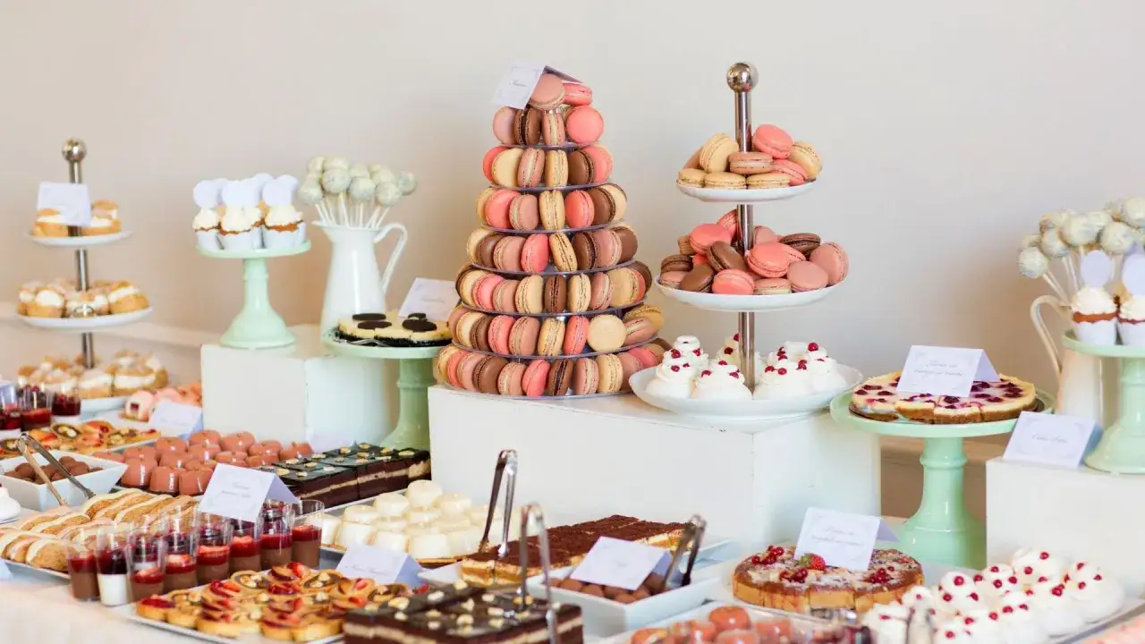 Mesa de dulces para boda: macarons, pasteles, cupcakes y más. Ideas para como hacer un candy bar para boda.