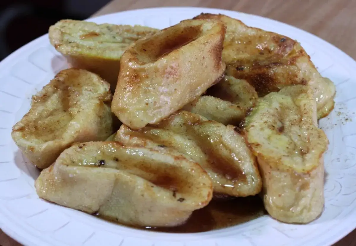 Torrijas al horno doradas y jugosas, bañadas en un almíbar dulce con canela. Un postre casero irresistible.