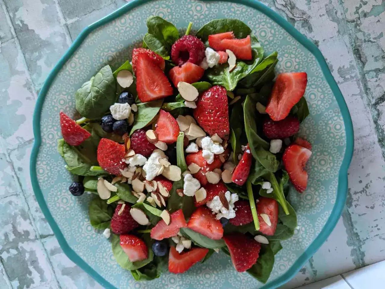 Deliciosa ensalada de espinacas con fresas, frambuesas, ar&aacute;ndanos, queso de cabra y almendras laminadas.