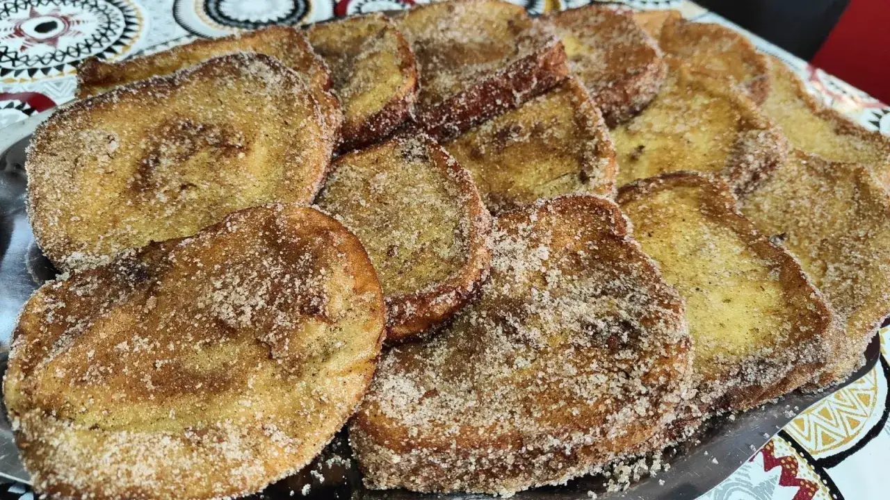 Torrijas caseras, doradas y espolvoreadas con azúcar y canela. Una deliciosa receta tradicional.