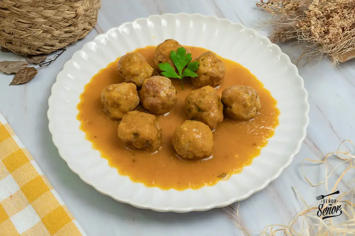Plato de albóndigas caseras en salsa, perfectas para tu próxima receta.