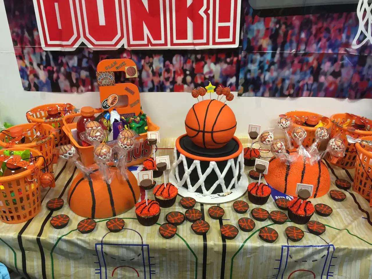Mesa dulce tem&aacute;tica baloncesto: pastel, cupcakes y dulces decorados como balones y canastas. &iexcl;Todo listo para un partido!