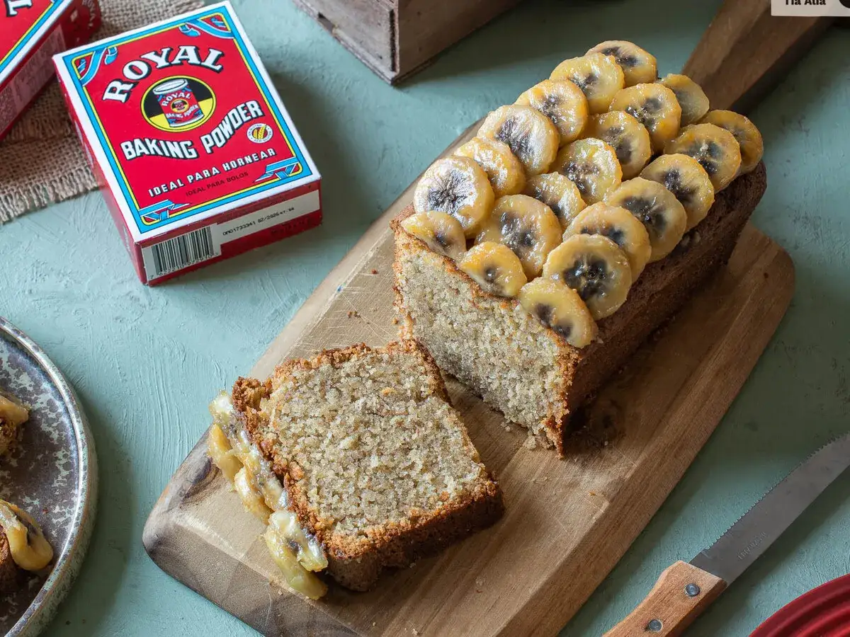 Un delicioso banana bread, cubierto con rodajas de plátano caramelizado, listo para ser disfrutado.