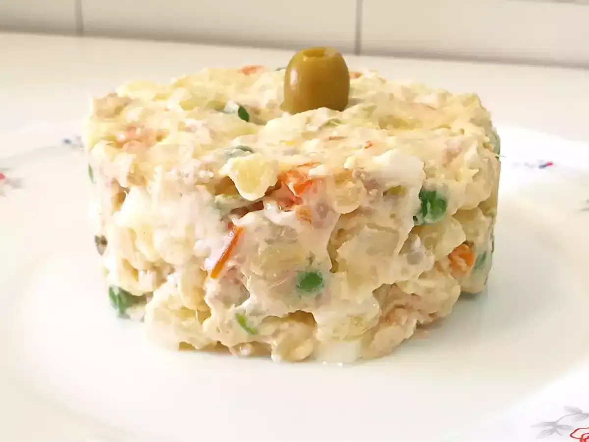 Deliciosa ensaladilla rusa, cremosa y llena de sabor, coronada con una aceituna verde.