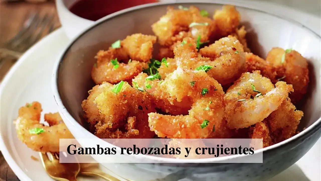 Gambas a la gabardina doradas y crujientes, servidas en un cuenco con perejil picado. Un bocado irresistible.