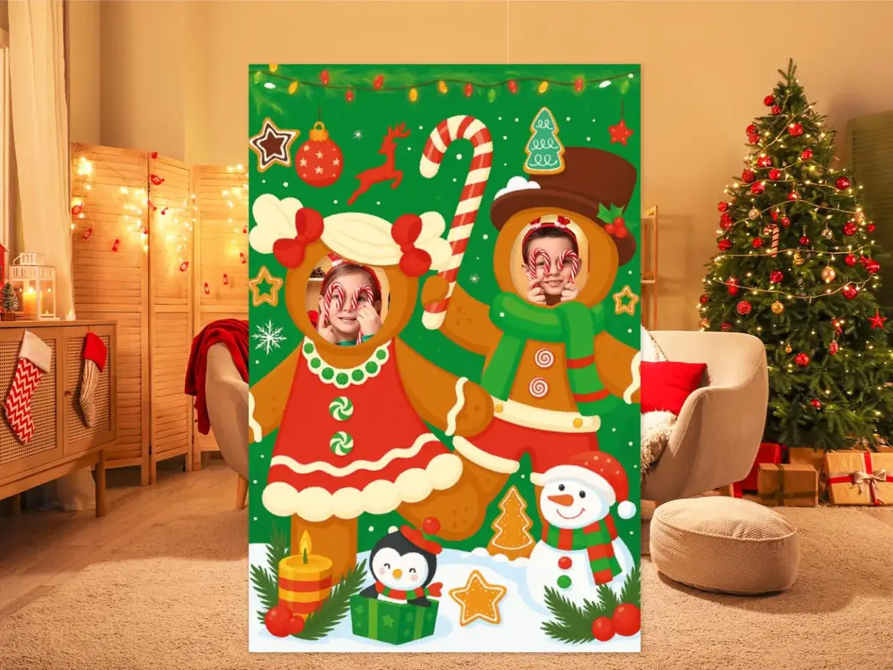 Divertido photocall navideño casero con niños asomando sus caras y sosteniendo bastones de caramelo. ¡Pura alegría festiva!