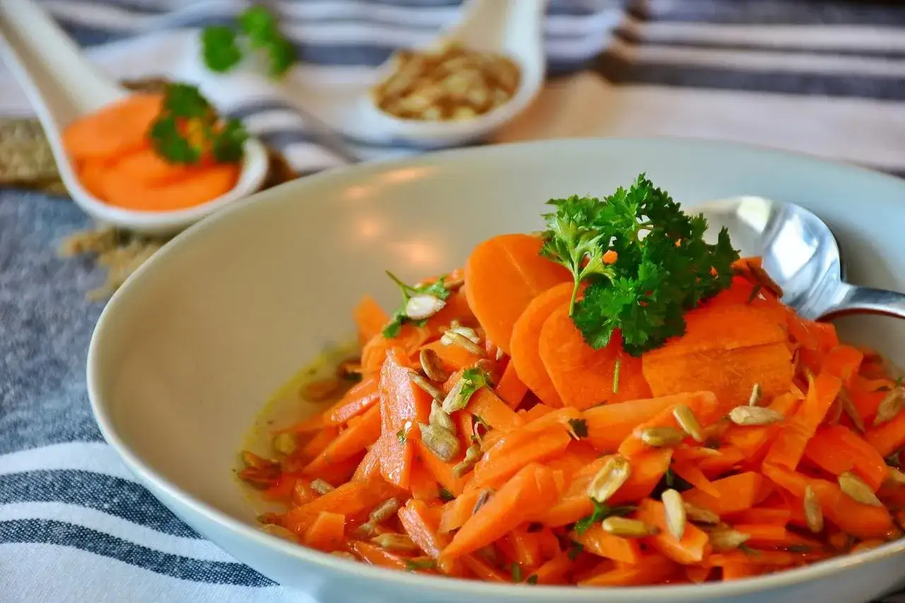 Ensalada vibrante de zanahoria rallada y en rodajas, con semillas de girasol y perejil. ¡Una de las mejores recetas con zanahoria!