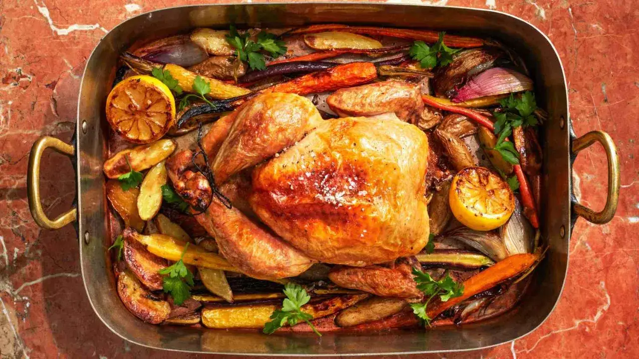 Pollo asado dorado con patatas, zanahorias y limón. Un plato perfecto para tus recetas con pollo.
