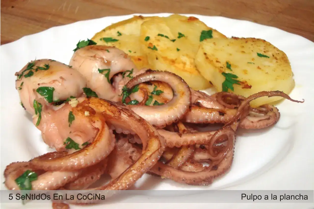 Delicioso pulpo a la plancha con patatas asadas, adornado con perejil fresco. Un plato que invita a saborear el mar.