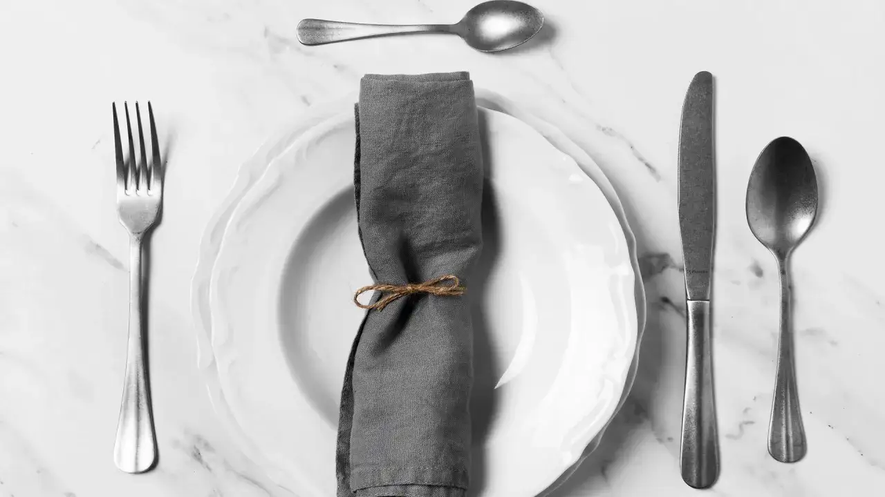 As&iacute; se colocan los cubiertos en la mesa: tenedor a la izquierda, cuchillo y cuchara a la derecha, y una cucharilla encima del plato.