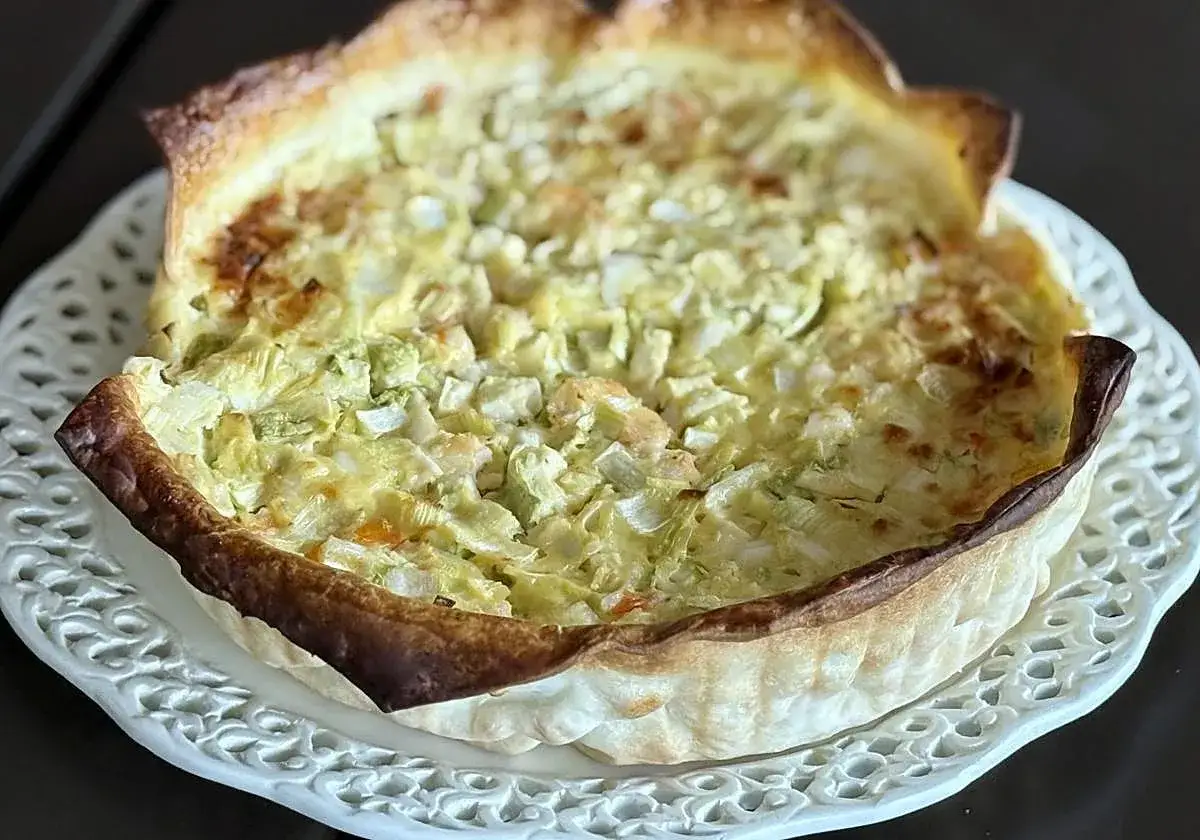 Quiche de verduras recién horneada, con masa dorada y relleno cremoso de vegetales. ¡Un manjar casero!
