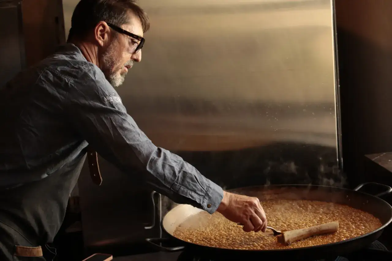 Chef prepara paella, buscando la soluci&oacute;n perfecta para el arroz duro.