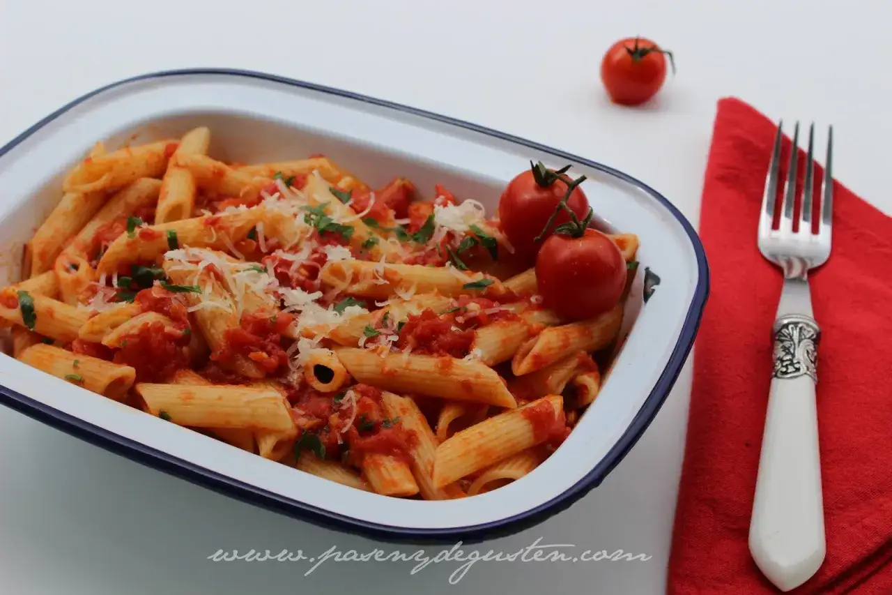 Penne con salsa de tomate casera, queso rallado y perejil. Un plato perfecto de salsas para pasta.