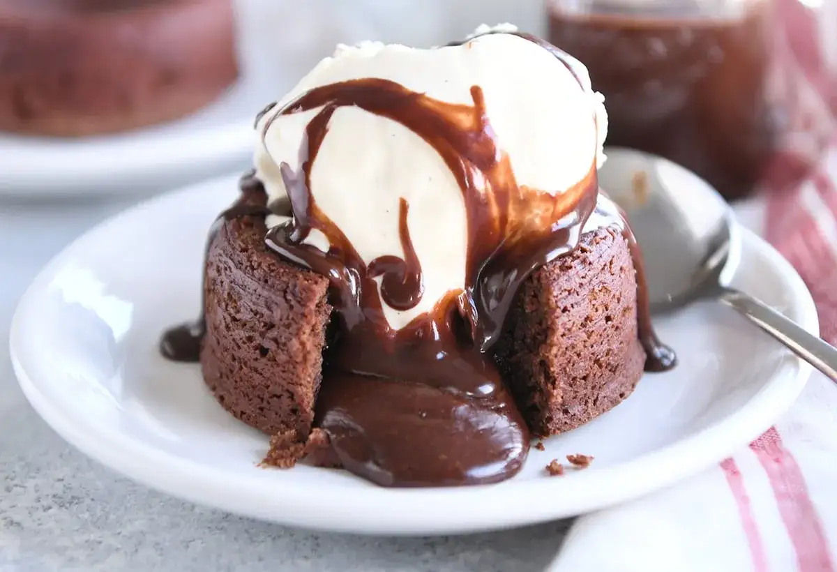 Coulant de chocolate con helado de vainilla y sirope de chocolate, un postre irresistible.