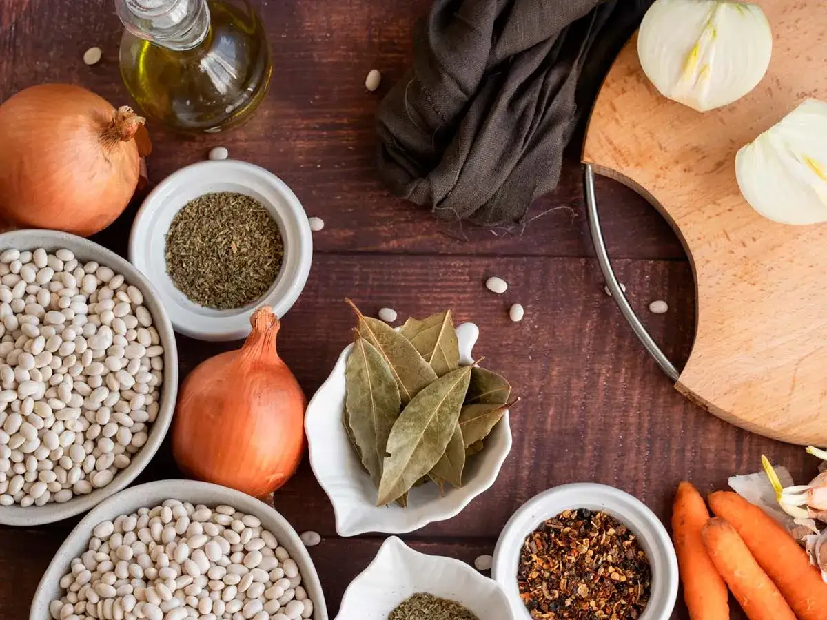 Ingredientes b&aacute;sicos para recetas: alubias blancas, cebollas, zanahorias, aceite de oliva, laurel y especias.