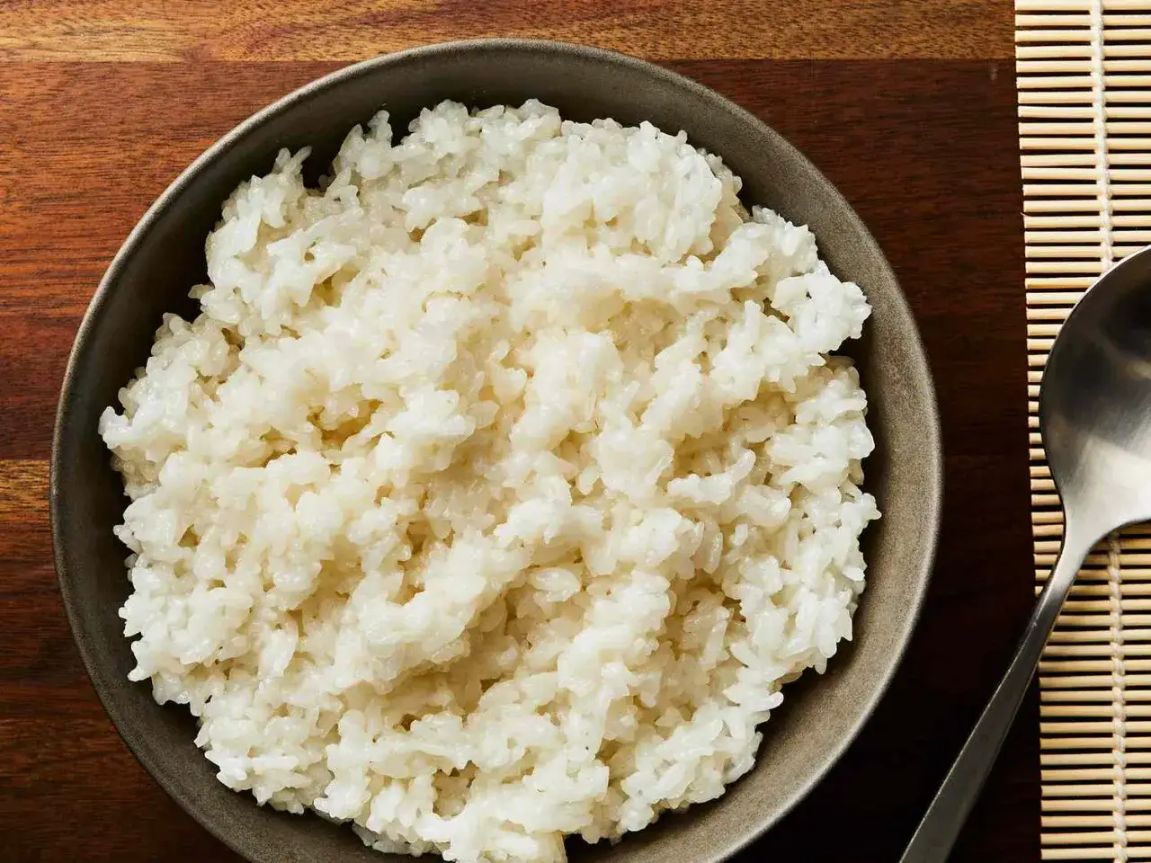 Un tazón de arroz sushi perfectamente cocido, listo para convertirse en deliciosos rollos.