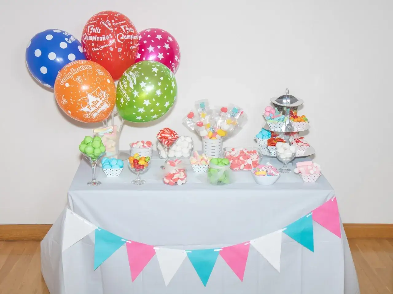 Mesa llena de dulces y globos para una temática de cumpleaños para niños.