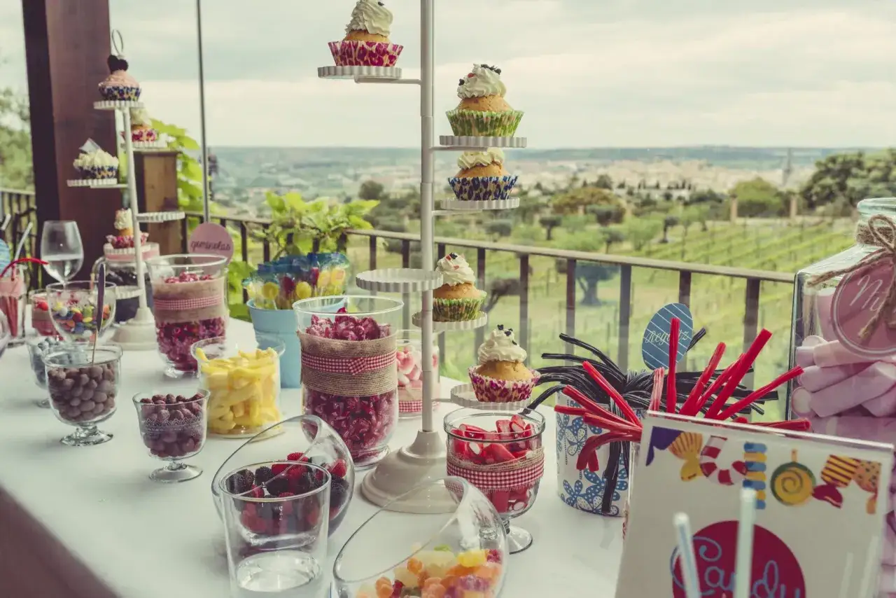 Mesa dulce con cupcakes, caramelos y malvaviscos. ¡Perfecto para aprender como hacer un candy bar!