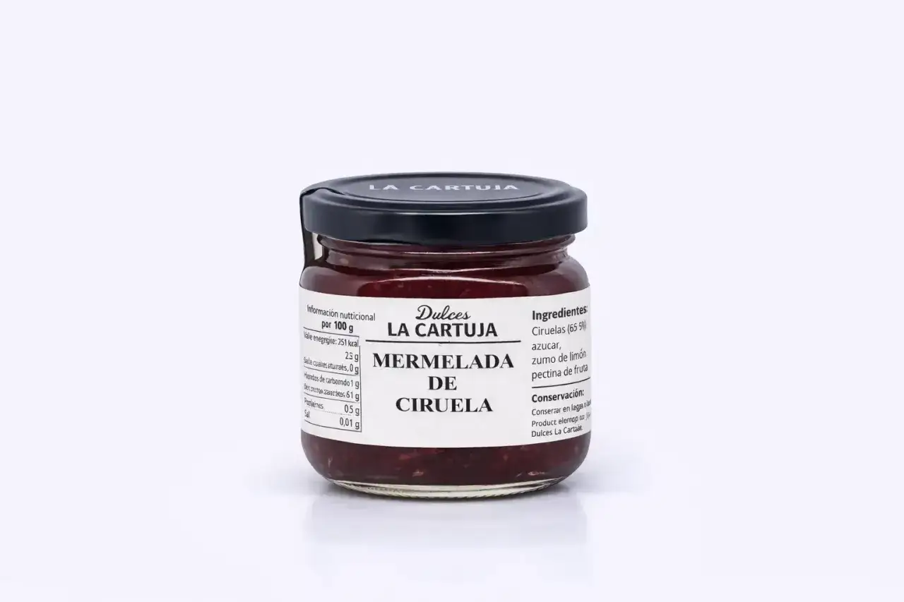 Tarro de mermelada de ciruela casera, con etiqueta que detalla ingredientes y valor nutricional.