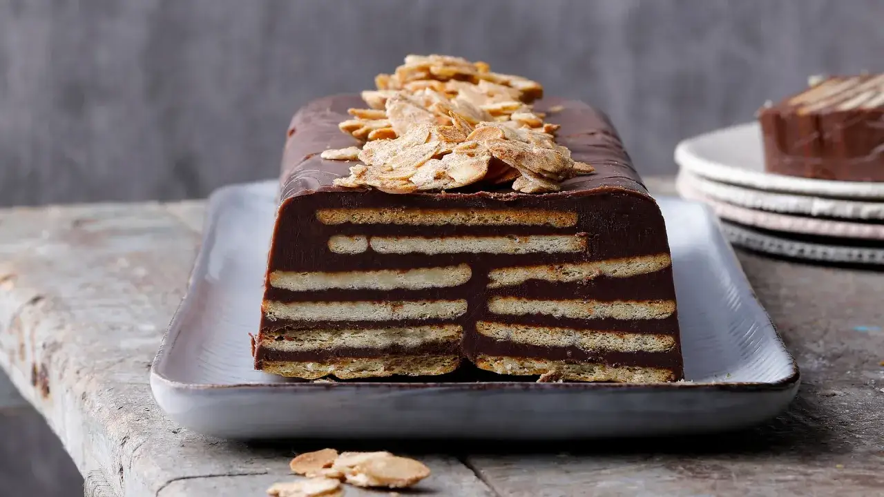 Tarta de la abuela de chocolate y galletas, cubierta con almendras tostadas. Un clásico que evoca recuerdos.