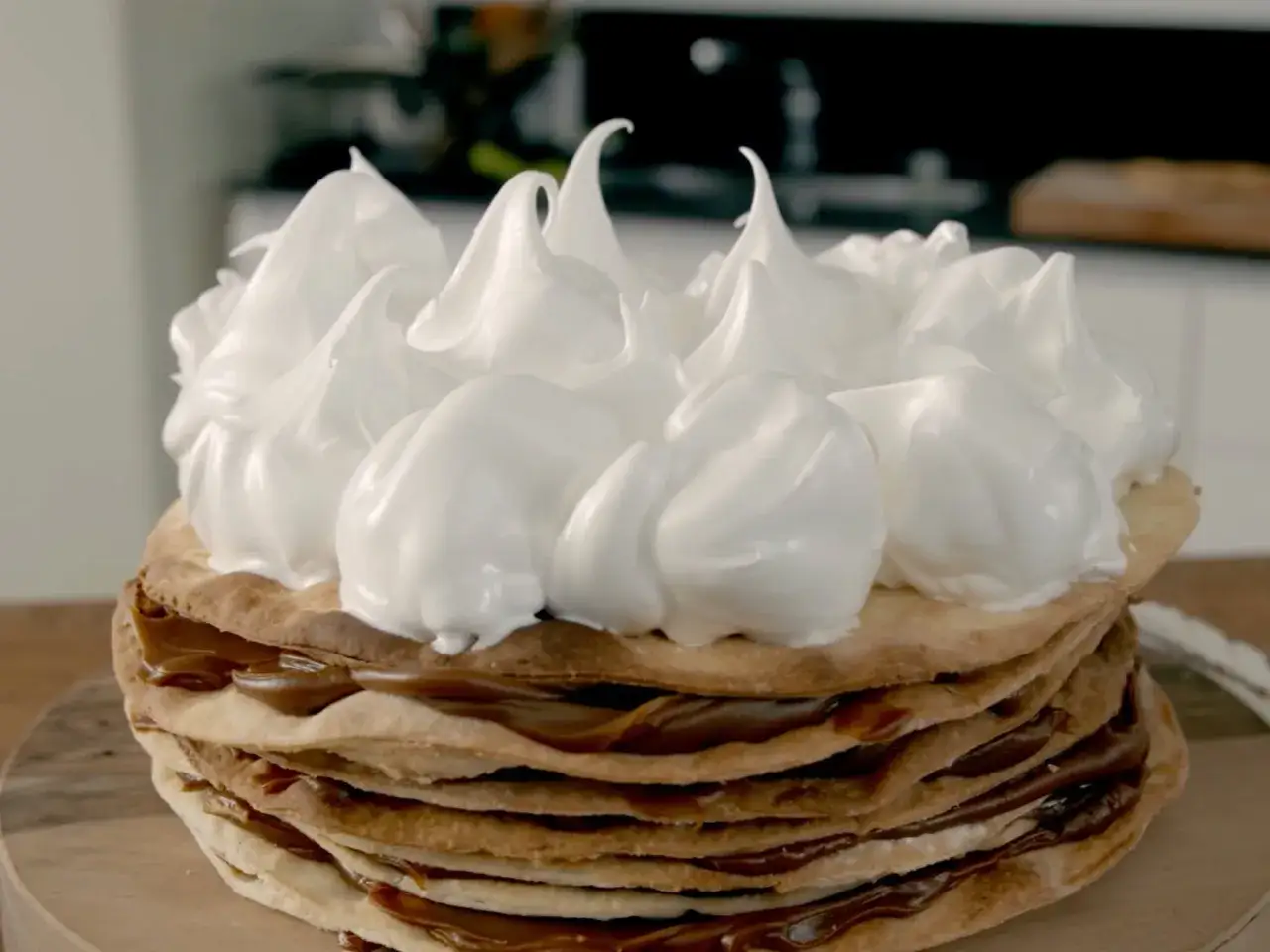 Pastel de capas finas con dulce de leche y merengue, un delicioso polvito uruguayo listo para disfrutar.