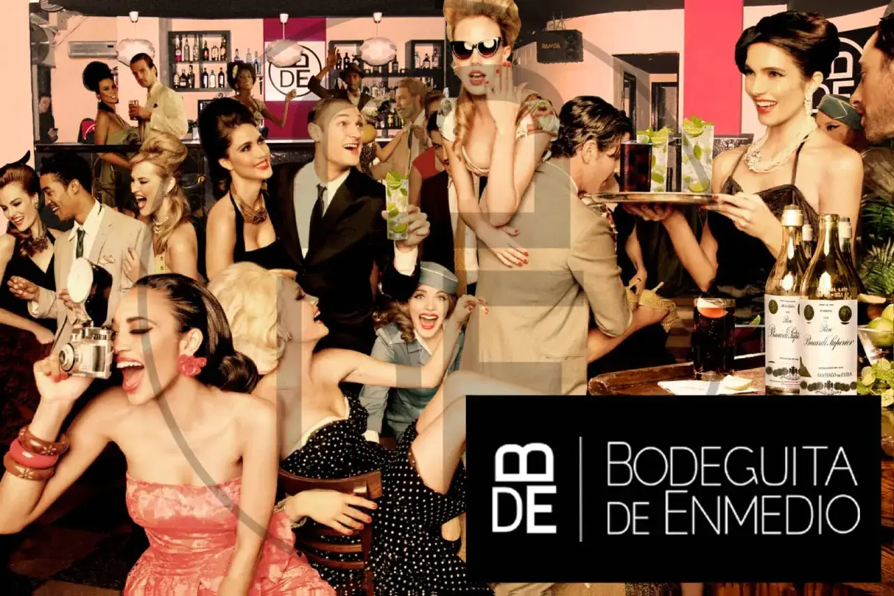 Gente disfrutando de fiestas temáticas para adultos, con cócteles y ambiente retro.