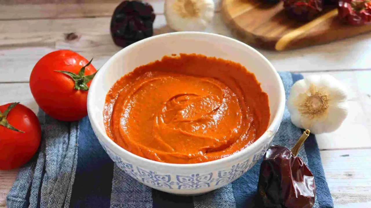 Salmorreta, una salsa vibrante lista para usar. Tomates frescos, ajos y pimientos secos son los ingredientes clave de esta receta.