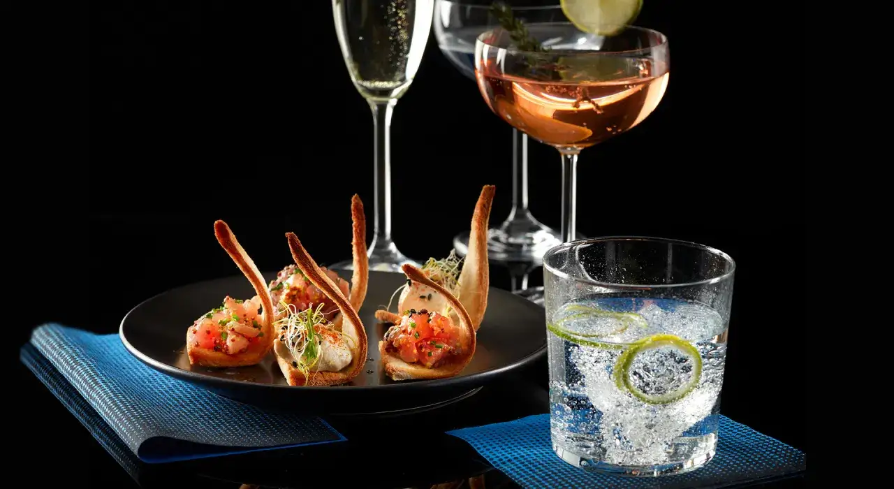 Deliciosa decoraci&oacute;n mesa de bebidas para fiestas: canap&eacute;s gourmet y c&oacute;cteles refrescantes.