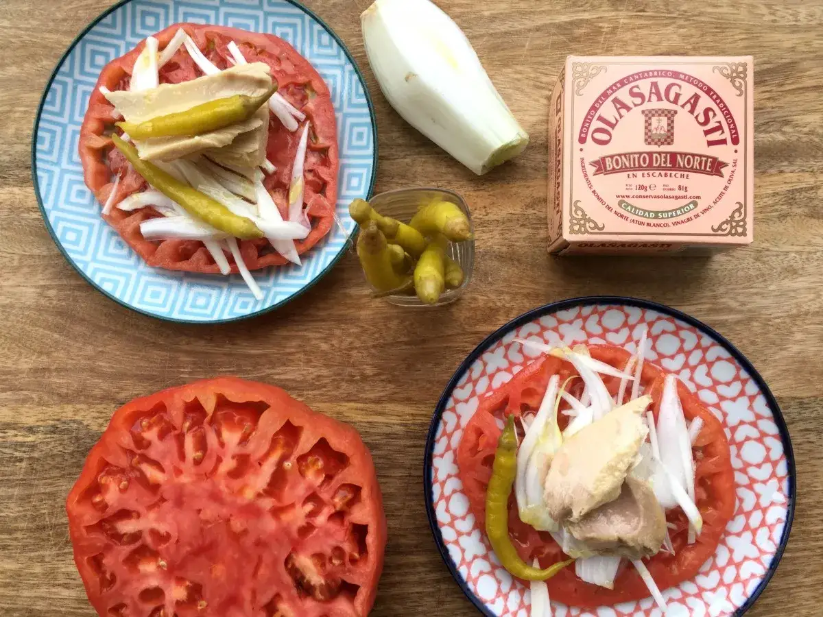Ensalada de tomate con bonito en escabeche, pimientos y cebolla. Un plato fresco y delicioso.