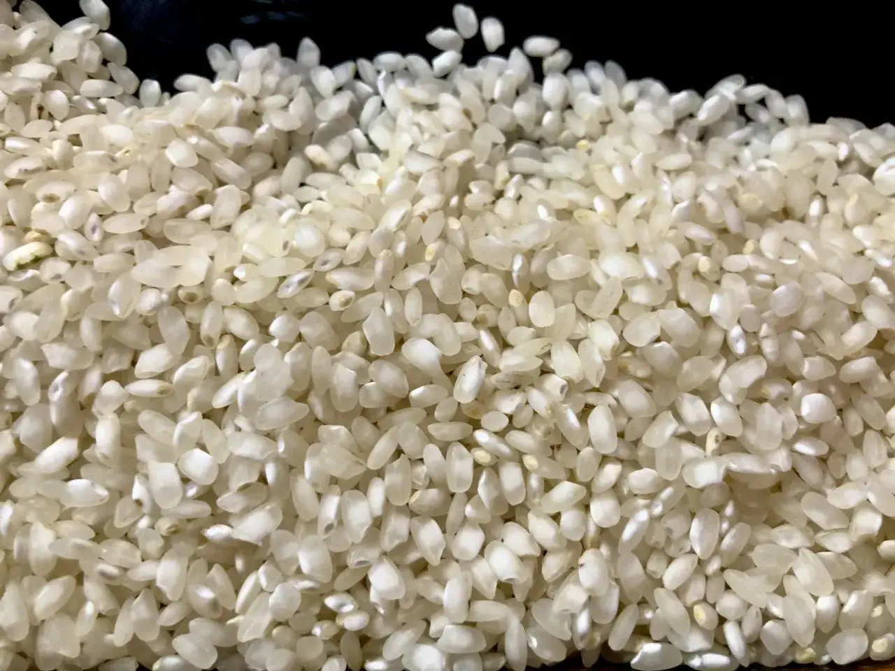 Granos de arroz blanco, perfectos para saber qu&eacute; arroz es mejor para la paella.